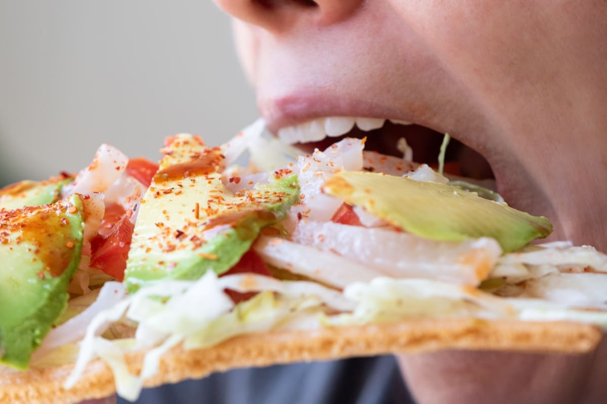 Ponle fruta en lugar de cueritos... ¿o las dos? Receta de chicharrón preparado con fruta y chilito