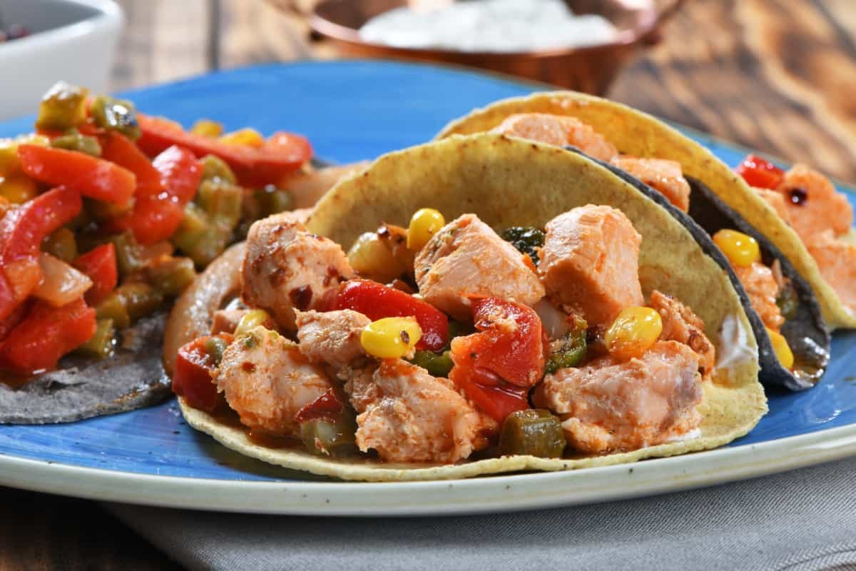 ¿Te consideras amante del salmón? Te damos esta deliciosa receta de taquitos de salmón picosito