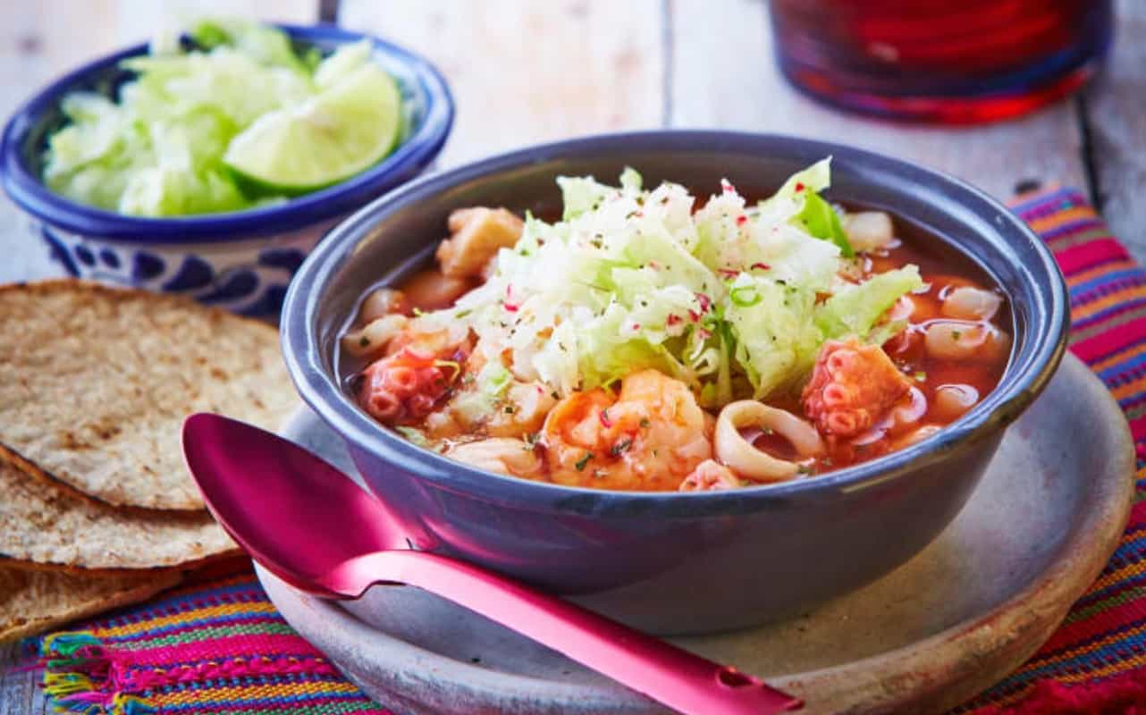 ¿Listo para dar el grito? Prepara esta Receta de Pozole de Mariscos
