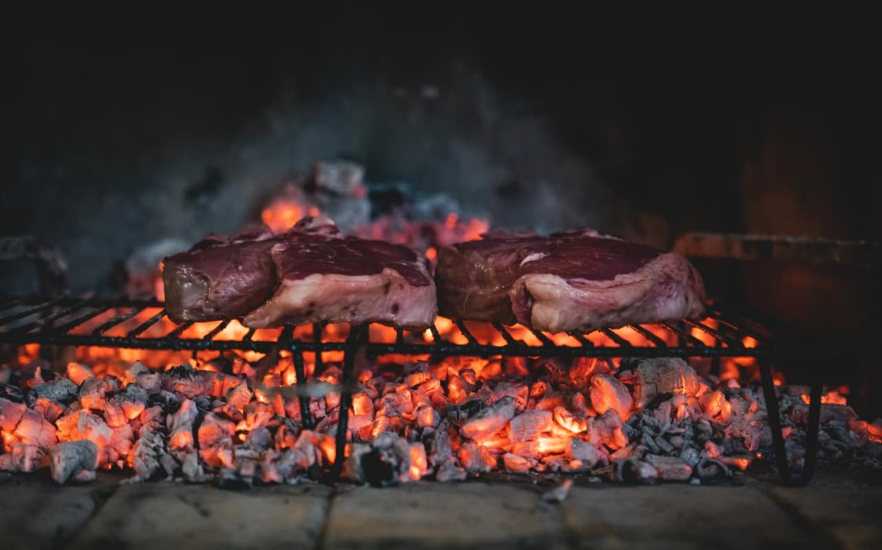 ¿Qué tipo de leña da mejor sabor a la carne? Conoce las mejores leñas para cocinar