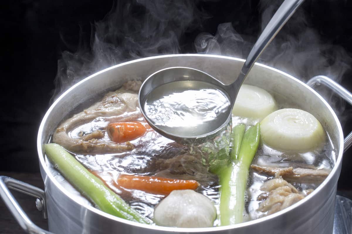 ¿Caldo de pollo negro? Esto podrías estar haciendo mal