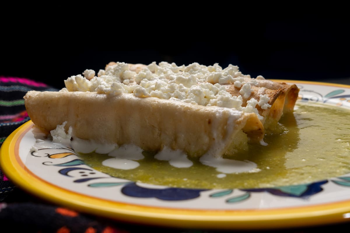 Dónde comer flautas en CDMX ¡Crujientes, garnachosas y muy mexicanas!