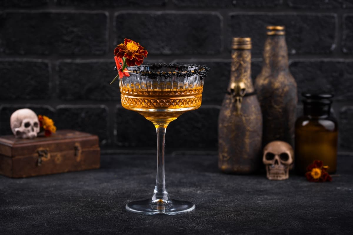 Cócteles de temporada con flor de cempasúchil.