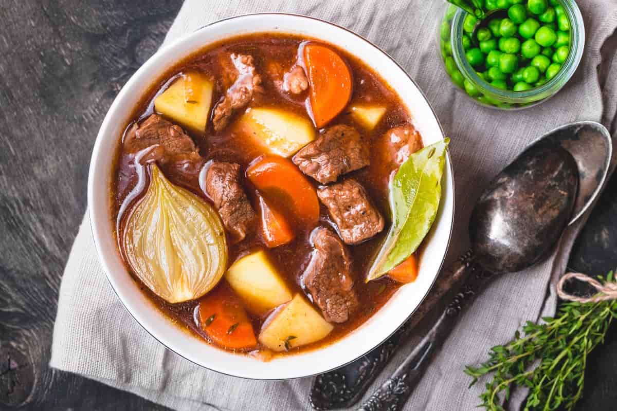 Receta de caldo de res rojo deliciosa y reconfortante