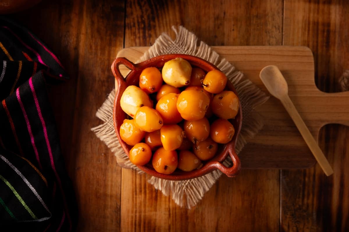 Disfruta de nuestra receta de dulce de tejocote, un postre lleno de sabor y tradición