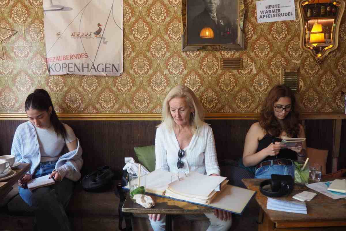 Existe una cafetería que prohíbe los celulares y computadoras.