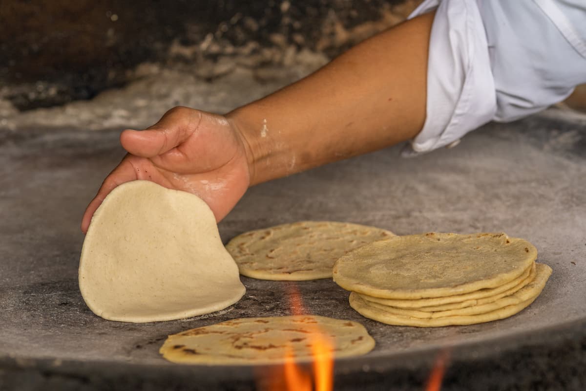 la técnica de la chef Claudette Zepeda para hacer tortillas