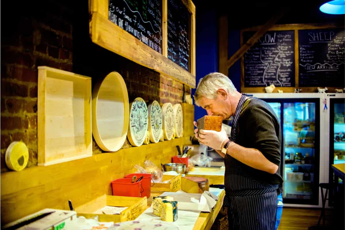 Conoce a los "cheesemongers" los alquimistas de los quesos