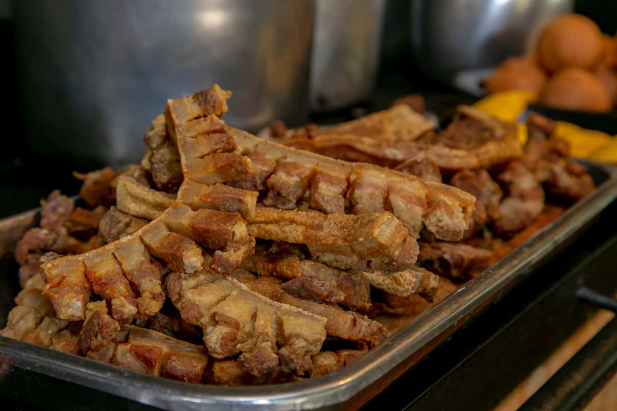 Cómo hacer chicharrón colombiano: crujiente, jugoso y esencial en la bandeja paisa