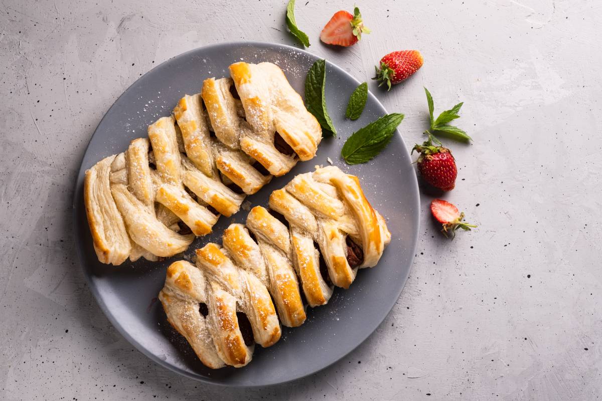 Esta es la deliciosa receta de trenza de hojaldre rellena de ate con queso