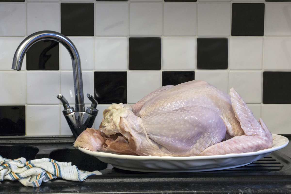 Cómo descongelar un pavo rápido en microondas, refrigerador o fregadero