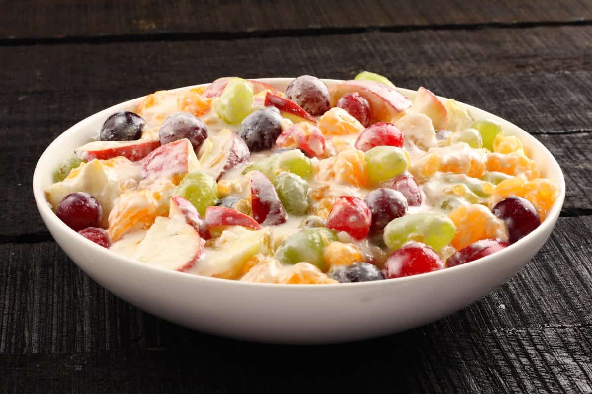 Ensalada de manzana y uvas con crema, la receta fácil y rendidora