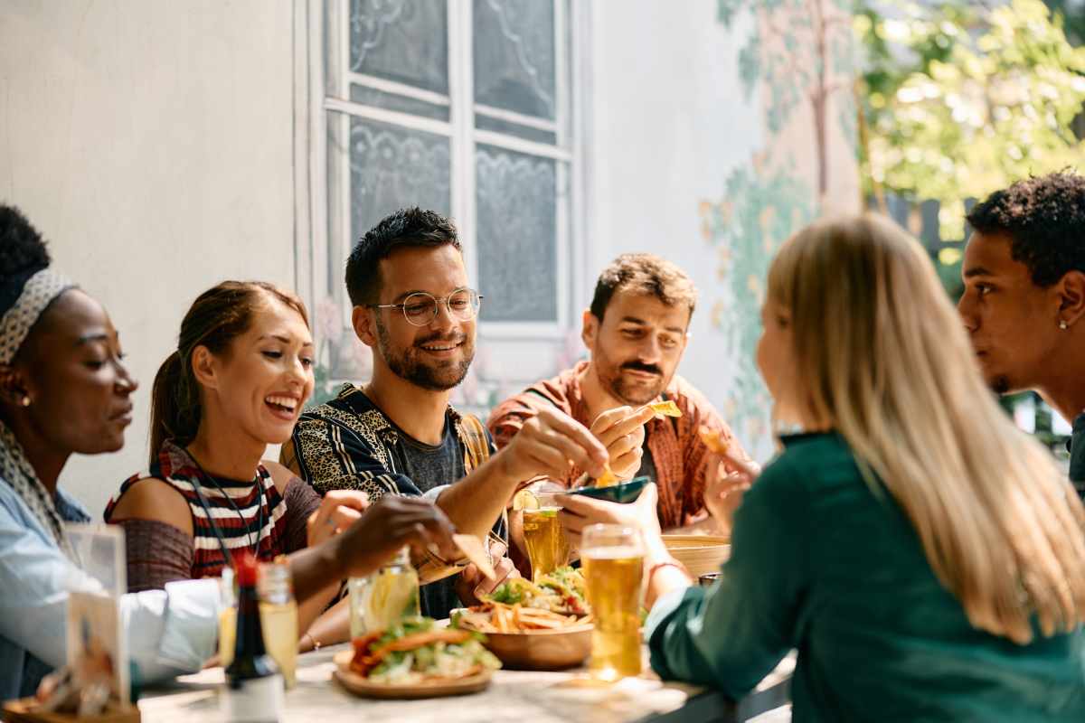 Comer con amigos