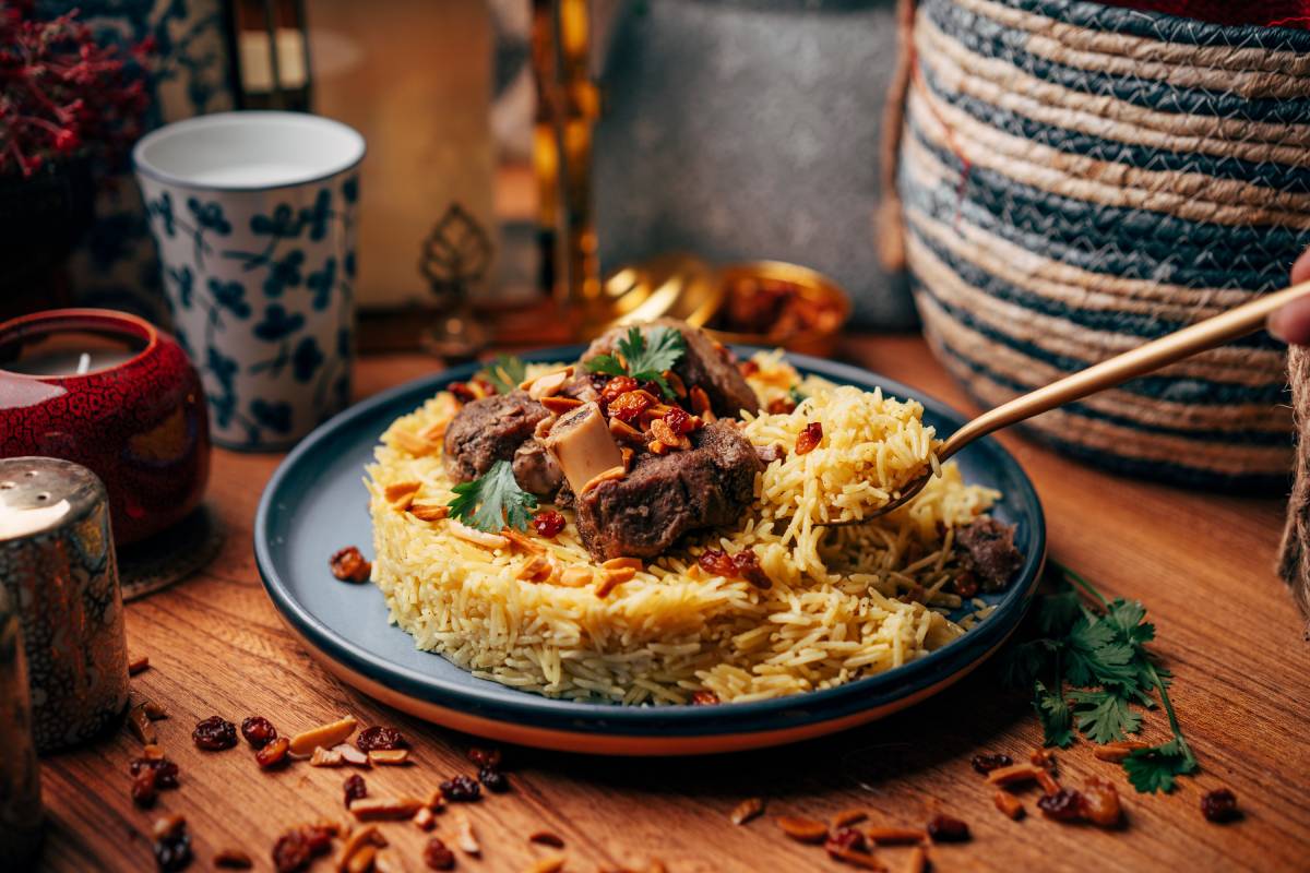 El origen y la receta del tradicional arroz árabe con sabores del mediterráneo