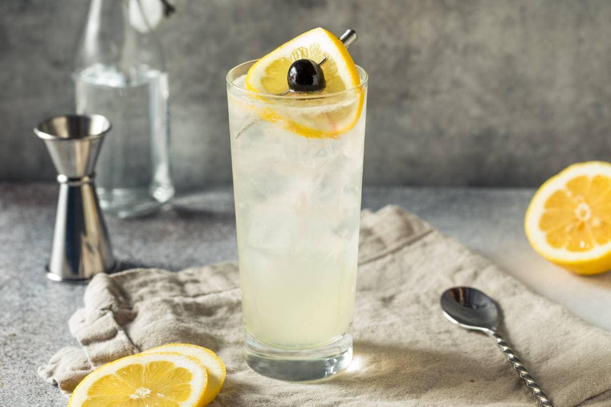 Desde los barrios de Inglaterra prepara un clásico cóctel Tom Collins