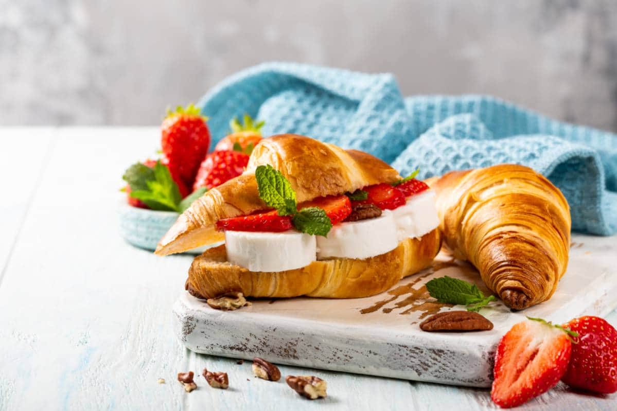 Dale un toque extra de sabor a tus desayunos con estas recetas de queso de cabra