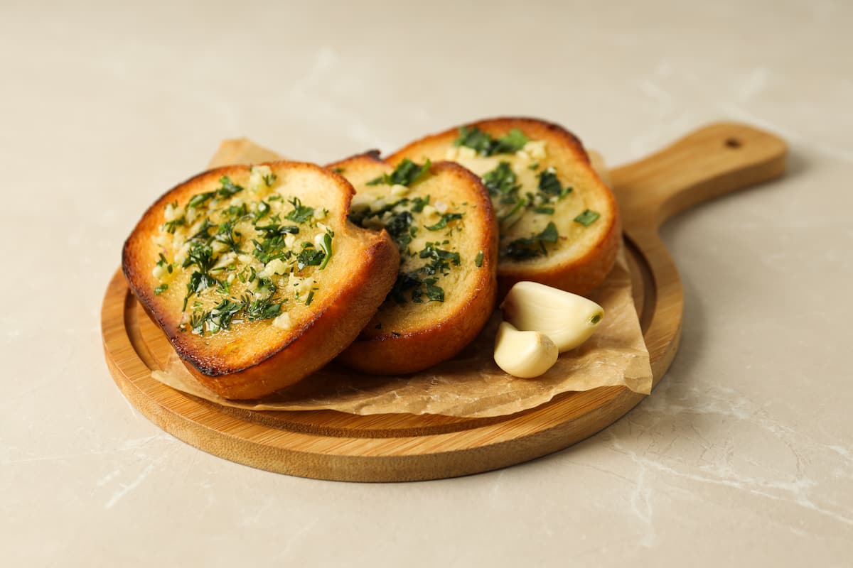 Cómo hacer pan de ajo y orégano (sin horno y con pan duro de ayer)