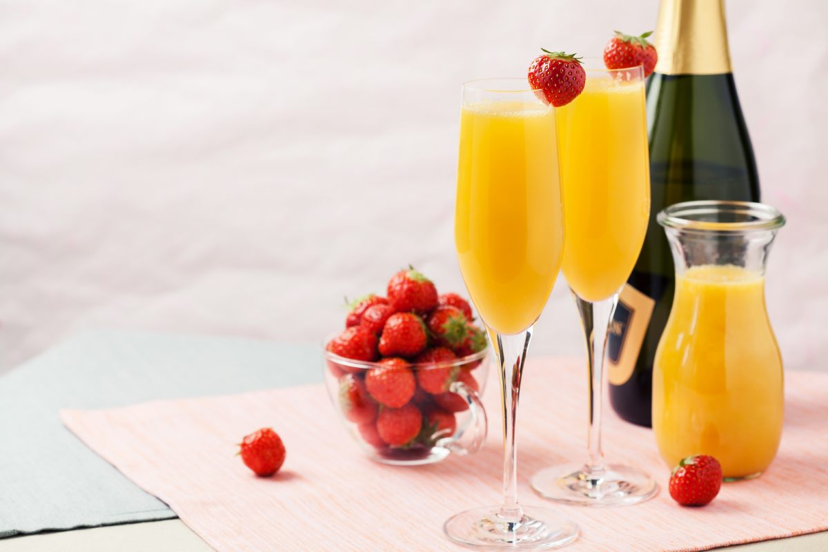 ¿Cómo preparar mimosas? Recetas sin alcohol, con vino blanco y espumoso para una mañana de chicas