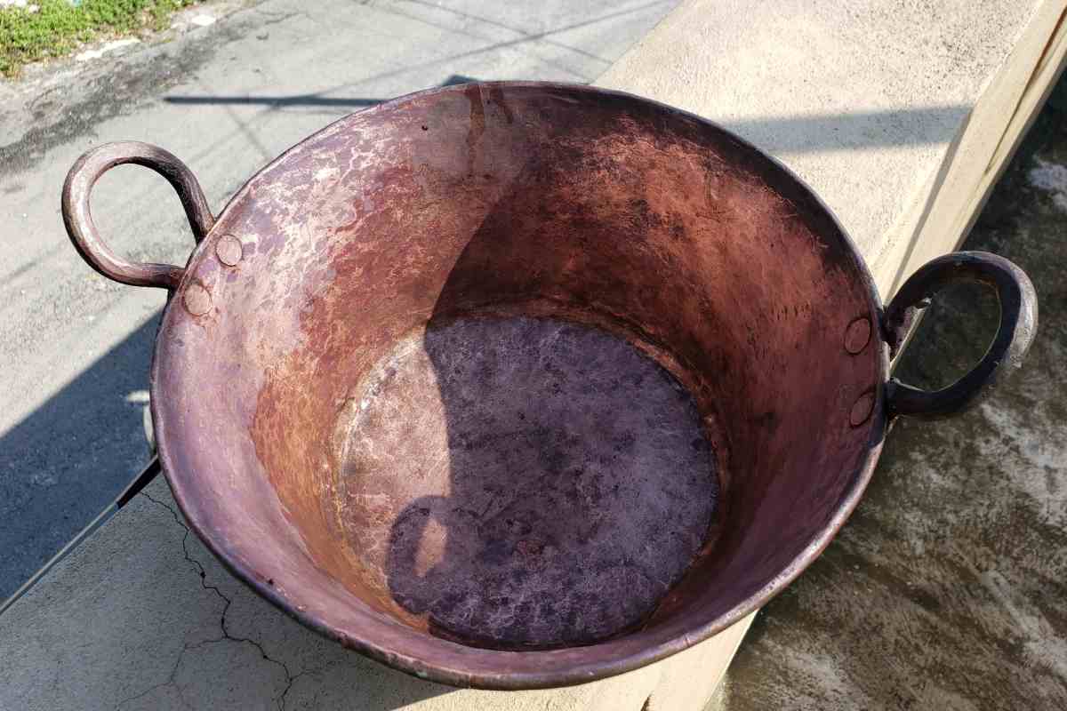 Cómo curar un cazo de cobre con solo dos ingredientes para que tus carnitas queden deliciosas