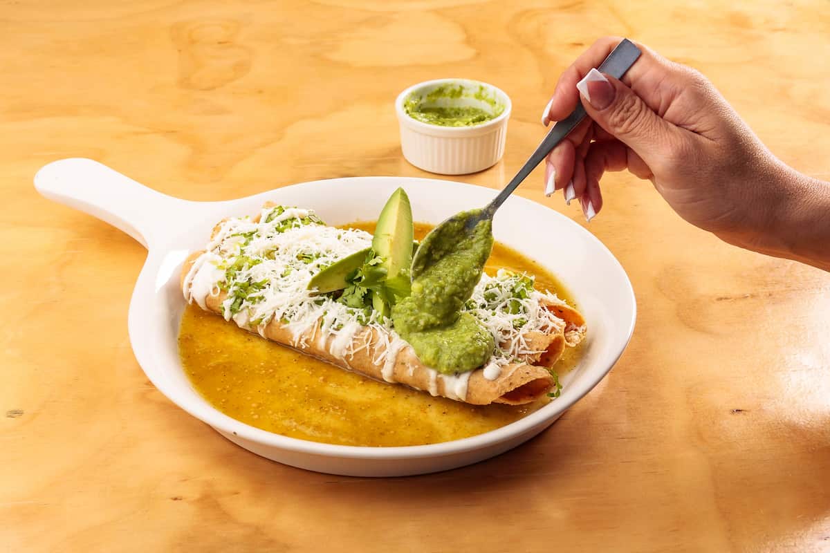 Tacos dorados de pollo en salsa verde especial como los hacía mamá
