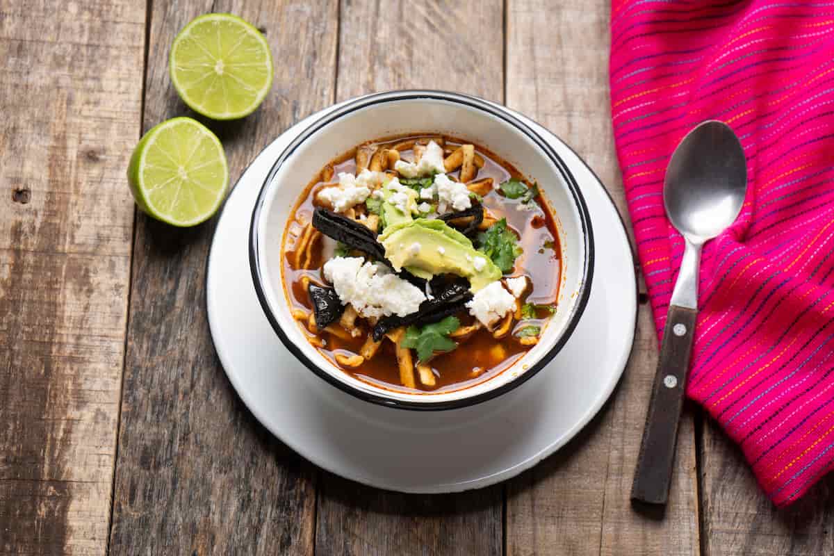 Receta Original de Sopa Azteca: La sopa de tortilla con chipotle ¡en solo 7 pasos!