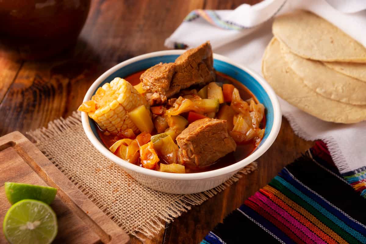 ¿Qué carne lleva el mole de olla? El secreto de la abuela para un sabor único