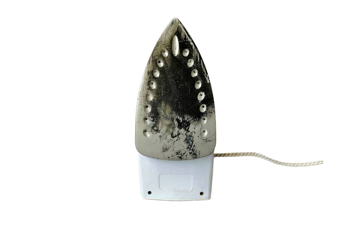 ¿Cómo limpiar una plancha quemada? Estos remedios caseros serán tus aliados