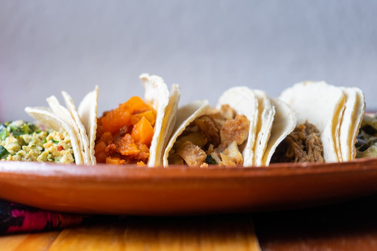 4 lugares para comer los mejores tacos de guisado en CDMX, perfectos para salir de la oficina y cuidar tu cartera