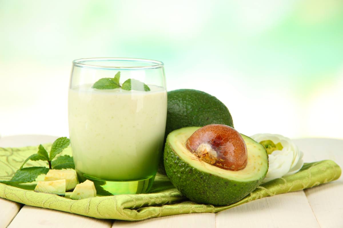 Beneficios del agua de hojas de aguacate y una receta refrescante para el calor