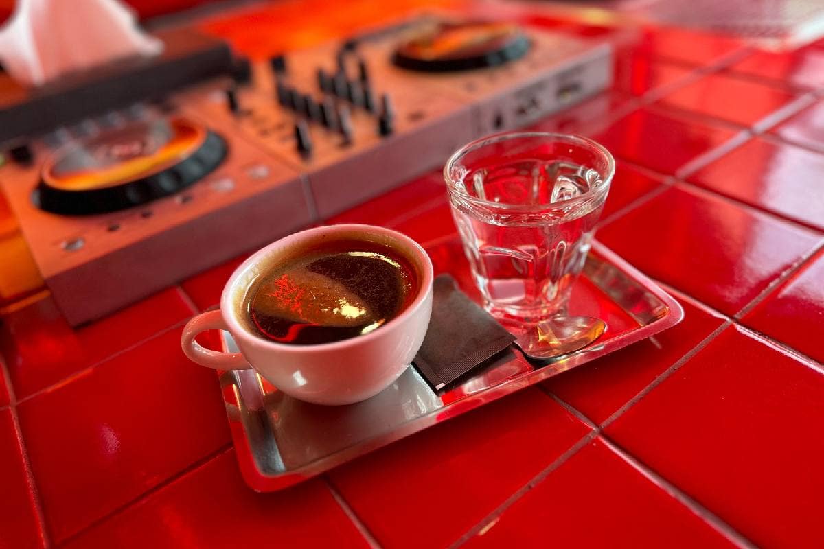 Qué son las coffee party en CDMX, las fiestas en tendencia que sustituyen el alcohol y la noche