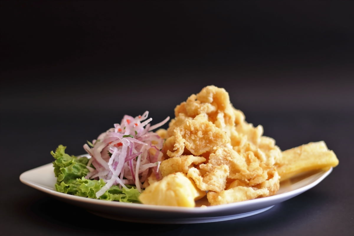 Cómo preparar chicharrón de pota, el acompañante crocante para un fresco ceviche peruano 