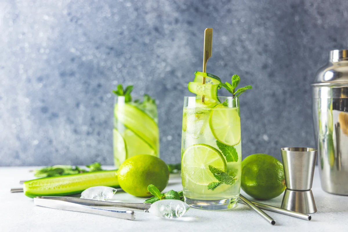 Cómo se hace el agua de pepino con limón, la receta que necesitas para soportar el calor