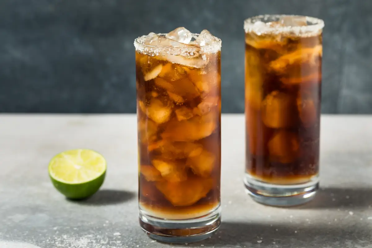 Qué es la batanga, el trago mexicano que desplazó a la Cuba, y la receta para prepararlo