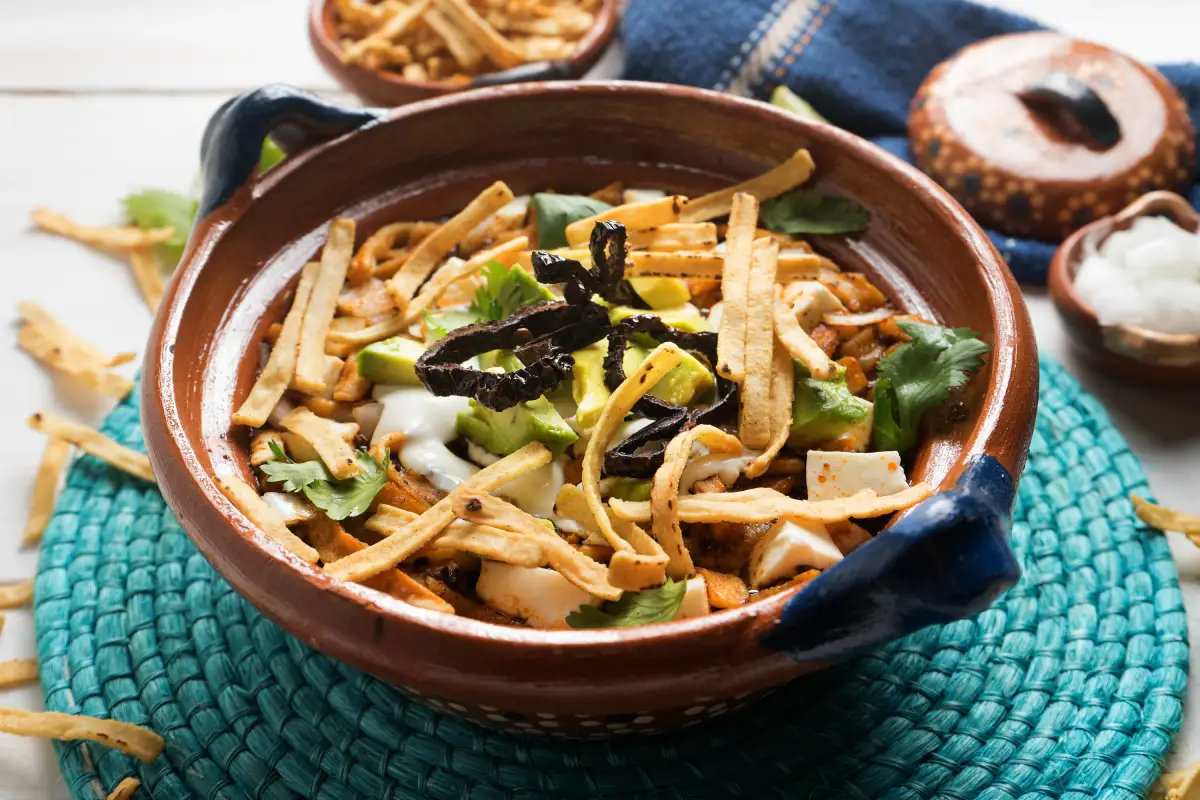 Esta receta de sopa de tortilla con pollo es todo lo que necesitas para mantenerte calientito
