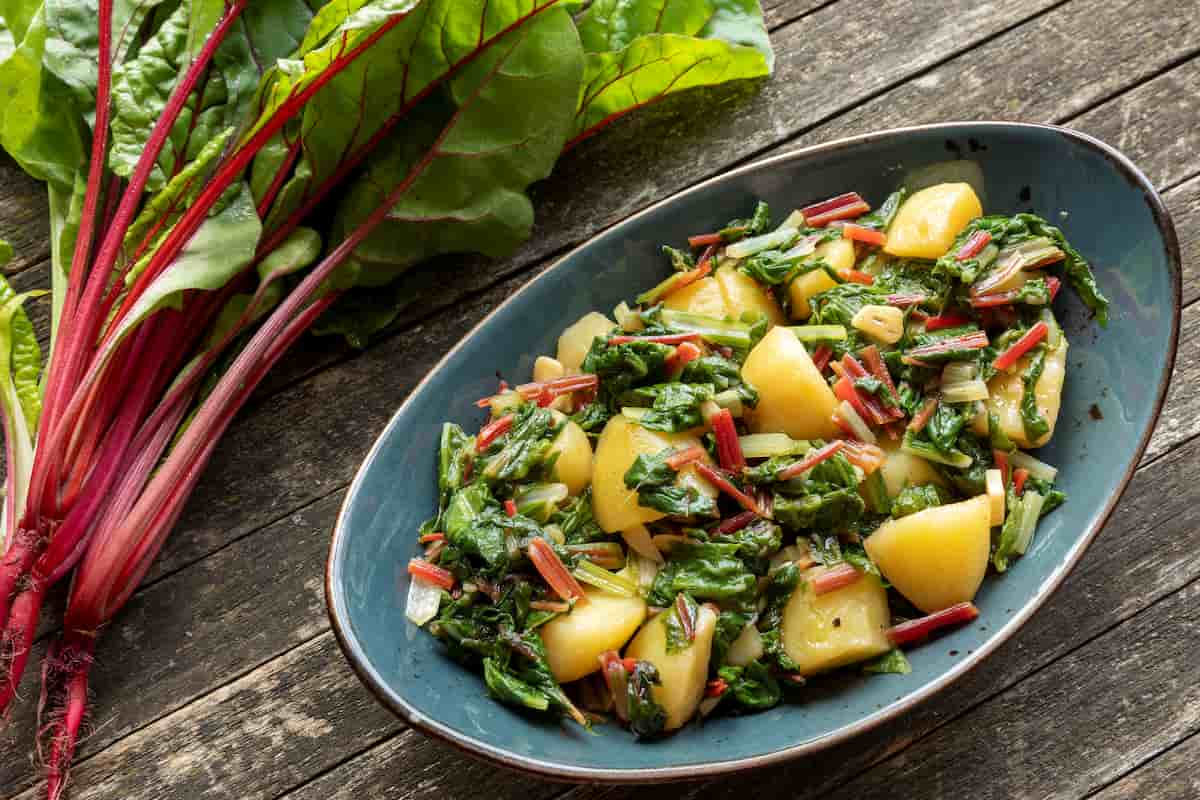 3 recetas fáciles con acelgas para combatir la anemia: opciones veganas, vegetarianas y con carne