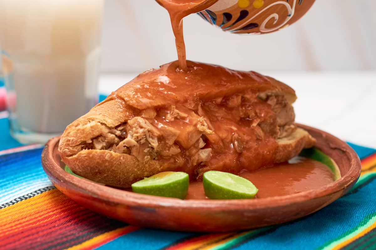 ¡Con las manos y bien bañada! 5 lugares típicos para comer torta ahogada en Guadalajara