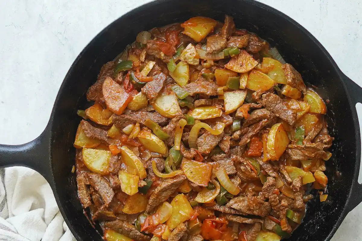 La receta casera del bistec ranchero, económica y rendidora para toda la familia