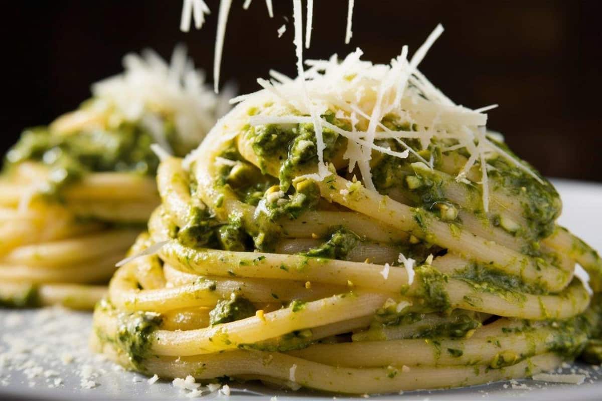 Auténtica receta italiana de pasta al pesto en solo 12 minutos exactos