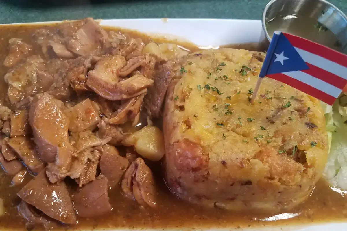 ¿Vas a ver a Bad Bunny? Checa esta guía de qué comer en Puerto Rico: desde platillos típicos hasta las bebidas históricas