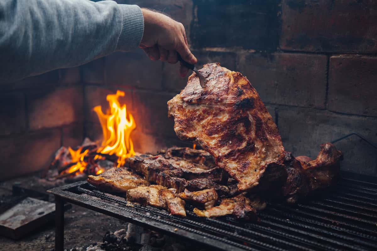 ¿Qué nunca debe faltar en un tradicional asado argentino?