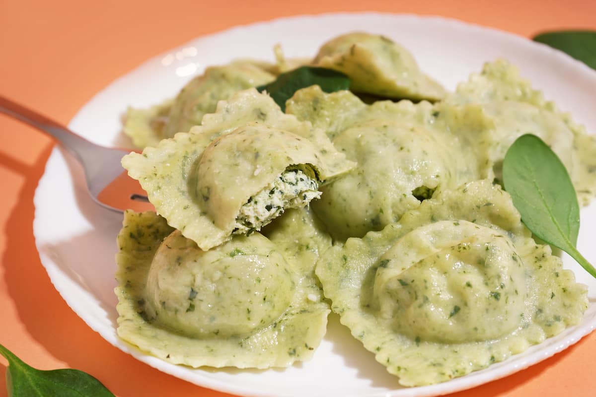 Esta es la receta de ravioles con espinaca y queso que necesitabas para esa cena romántica