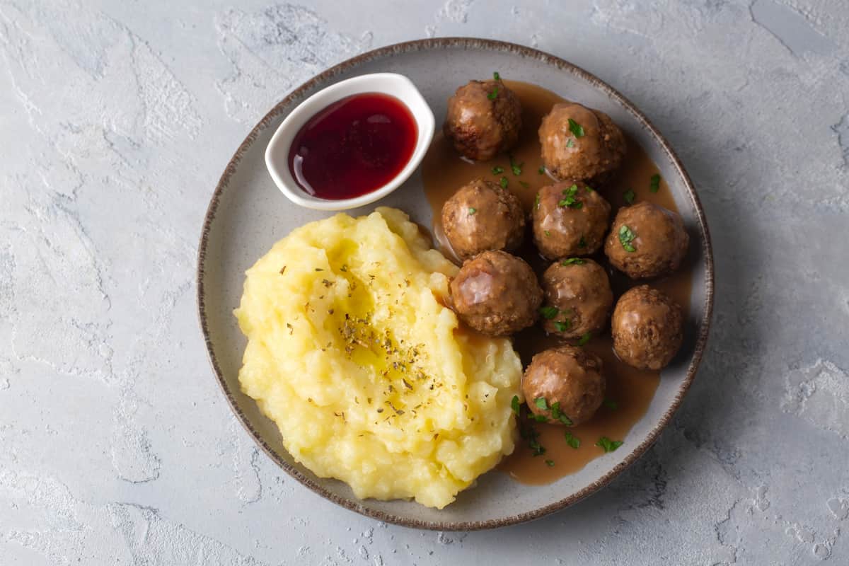 Apología de las albóndigas: un viaje “redondo” y delicioso por el mundo de la carne molida