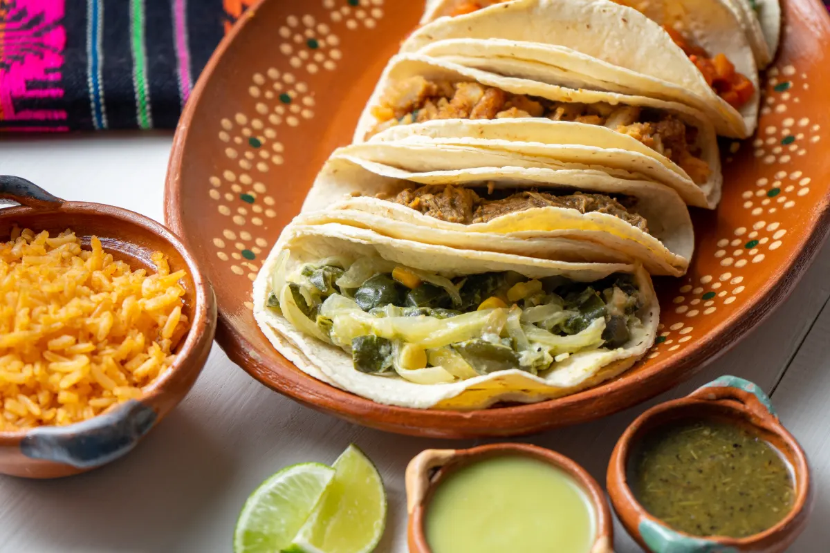 5 guisados para taquiza sencillos y deliciosos: Mole verde, rajas con crema, alambre y más