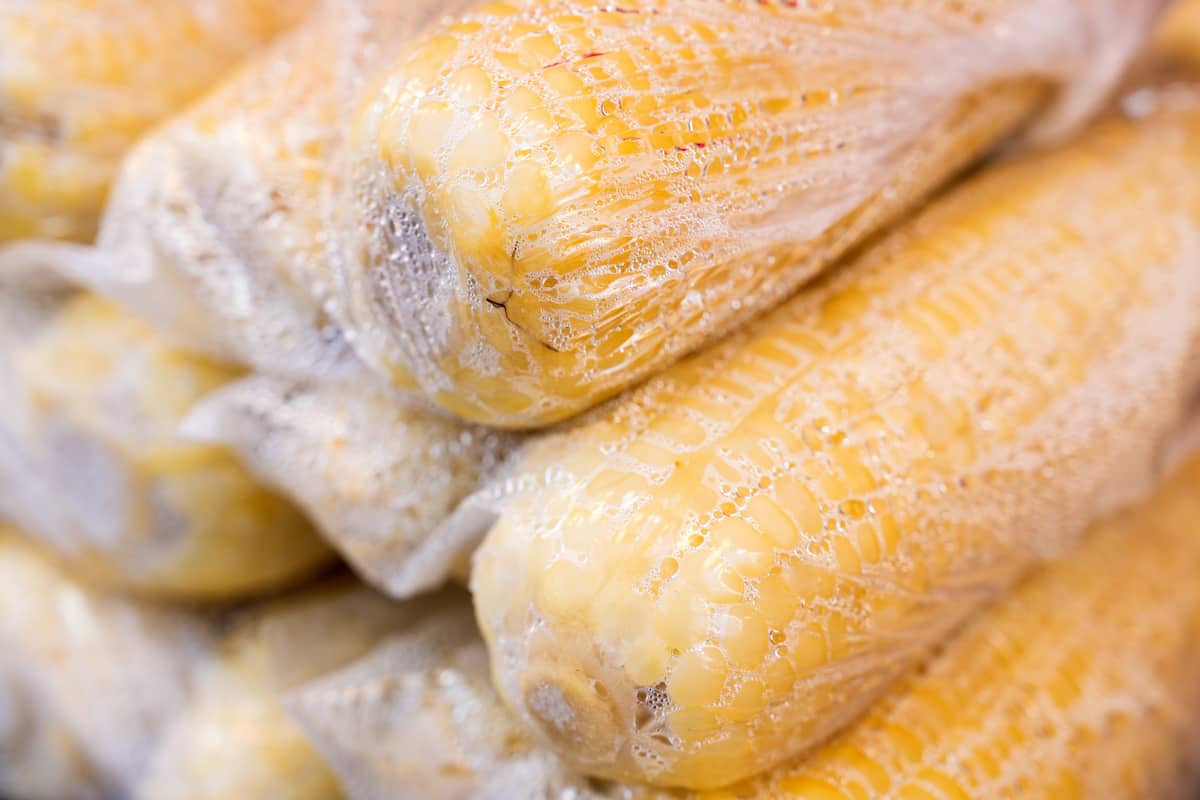 3 maneras sencillas de cocer elotes en casa