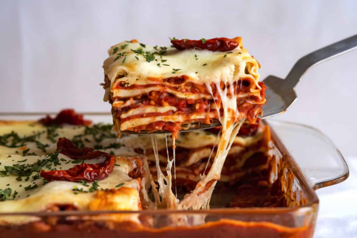 ¿Con qué acompañar la lasaña? 5 guarniciones sencillas