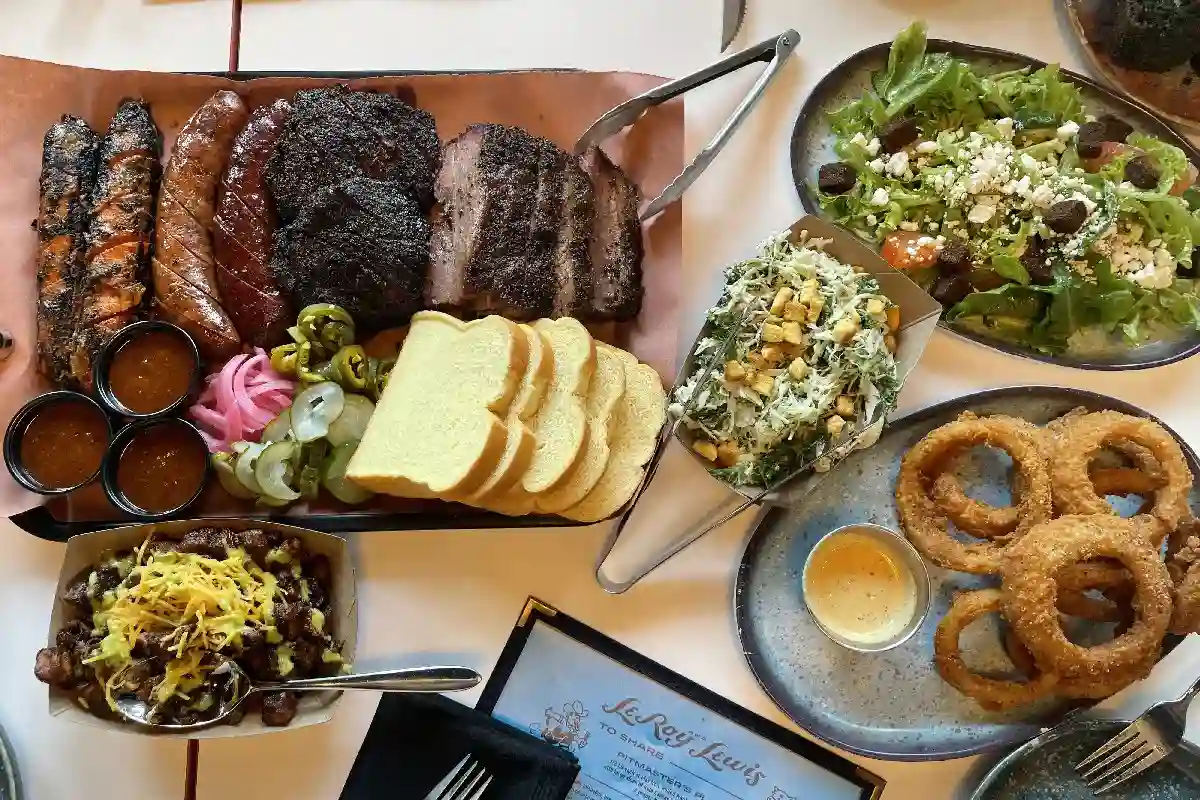 Cuánto cuesta comer y qué pedir en LeRoy and Lewis Barbecue, el BBQ texano con estrella Michelin en Austin