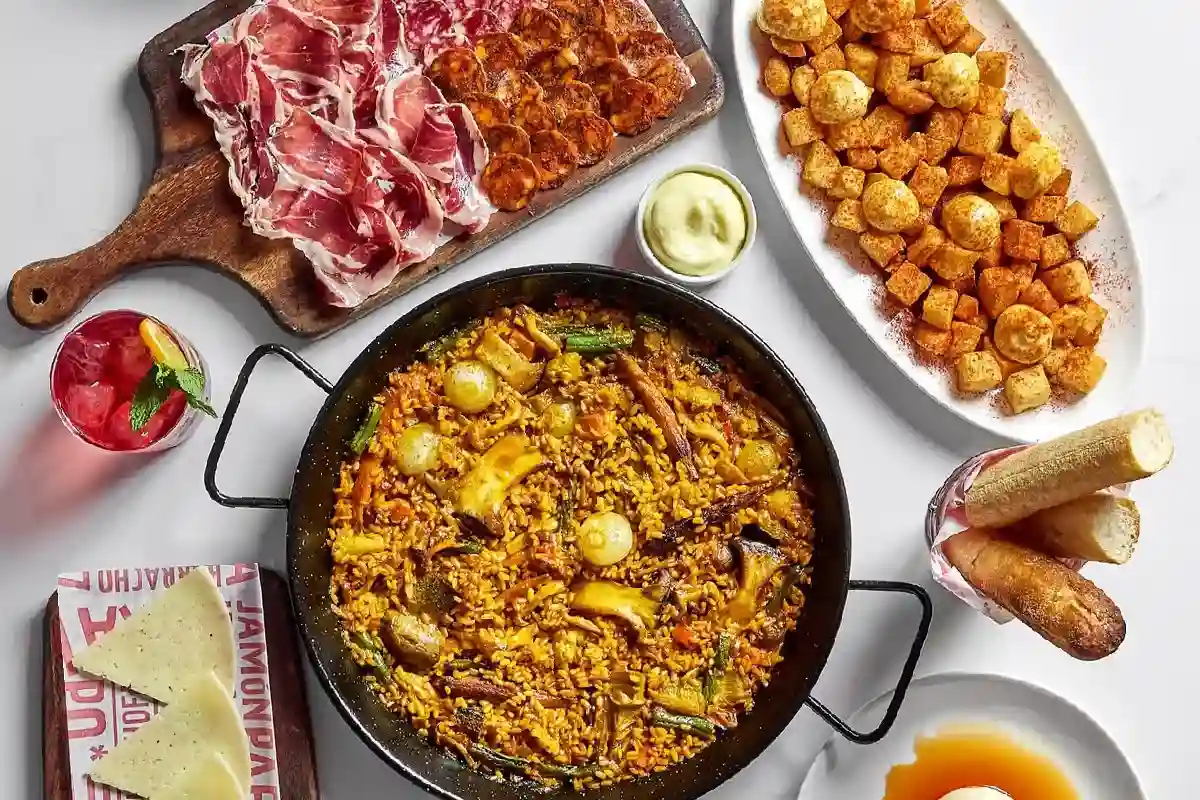 Cómo es comer en "Jaleo", el restaurante del chef José Andrés con recomendación Michelin