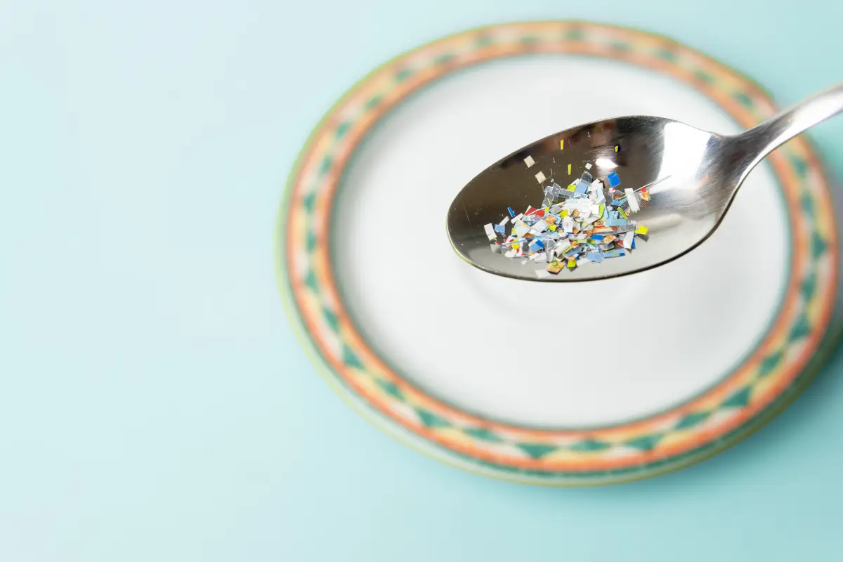¿Qué son los microplásticos y cómo llegan a nuestros platos?