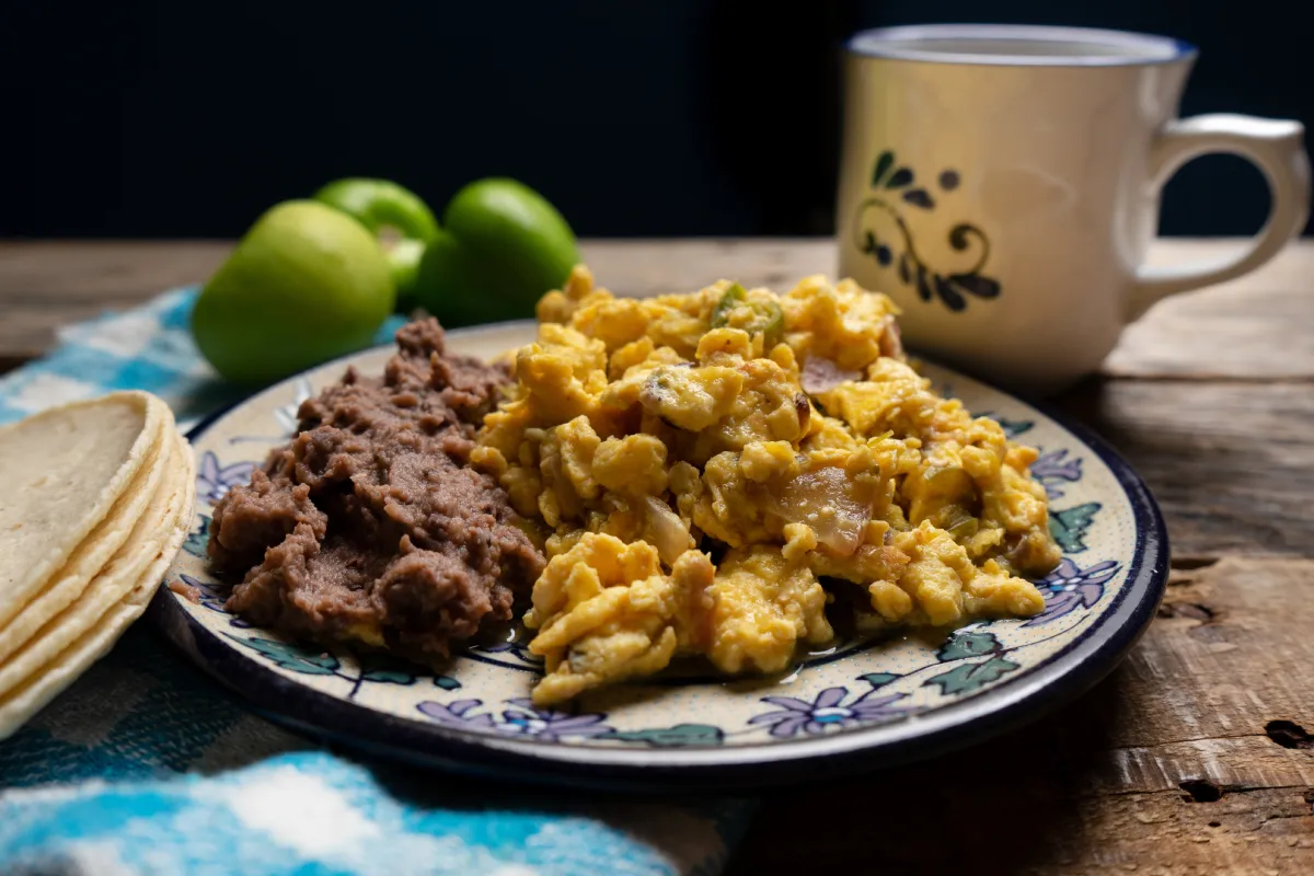 Aprende a hacer los mejores frijoles refritos, el alma gemela de los huevos