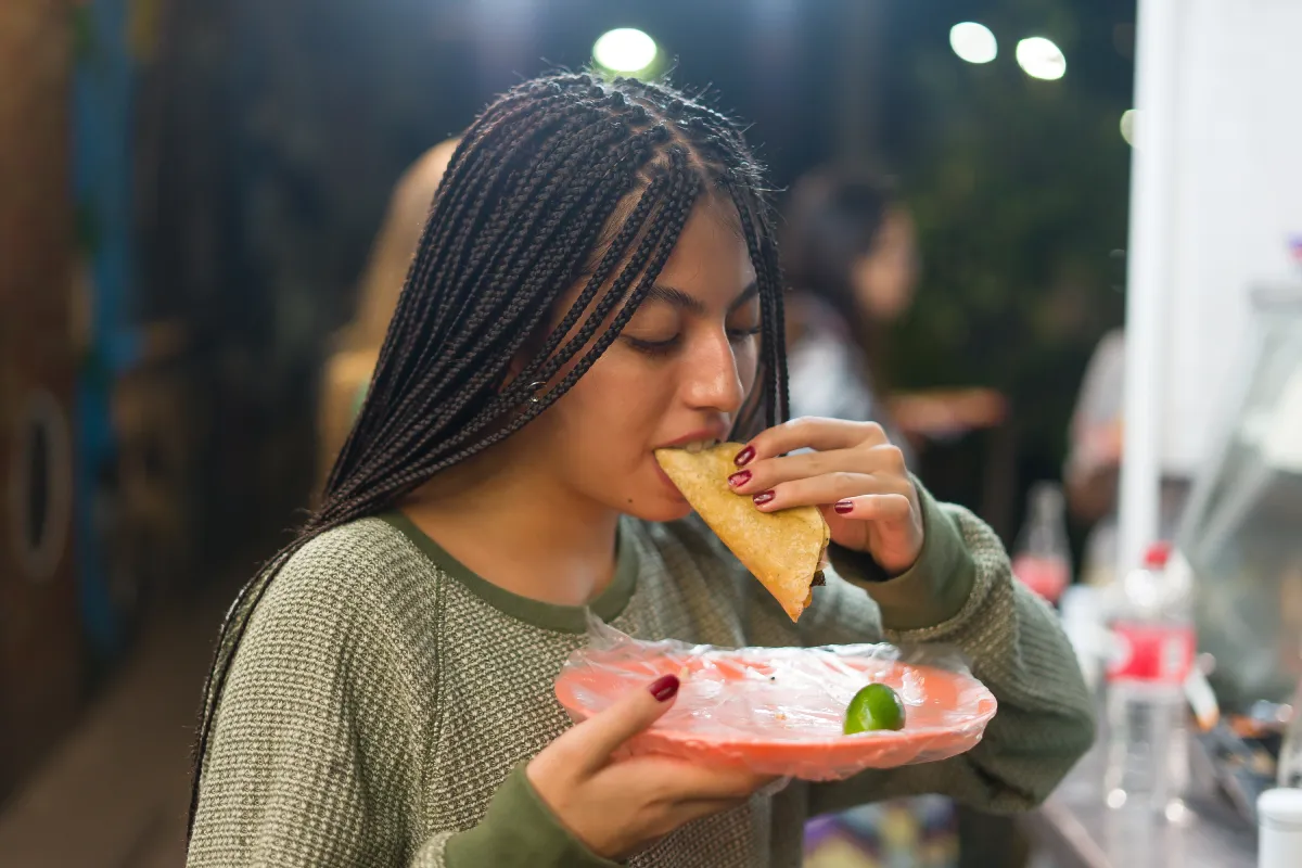 ¡Dime qué comes y te digo a qué hueles! La ciencia confirma que la comida que ingerimos influye en nuestro olor corporal